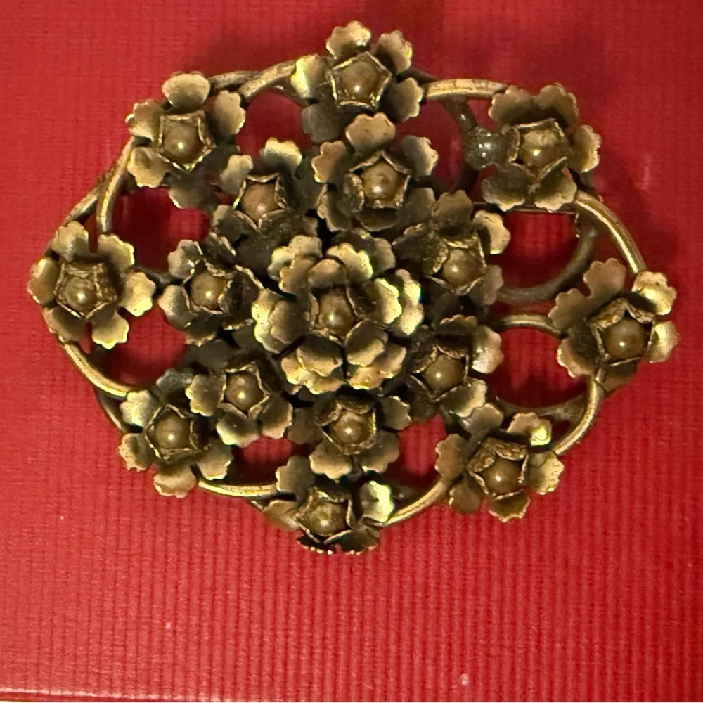 VINTAGE ARTISAN SIGNED BXX BROOCH BRASS FLORAL 3D LARGE OVAL